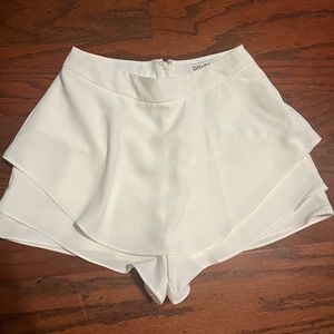 ⭐️ Do+Be White Ruffled Skort Small
